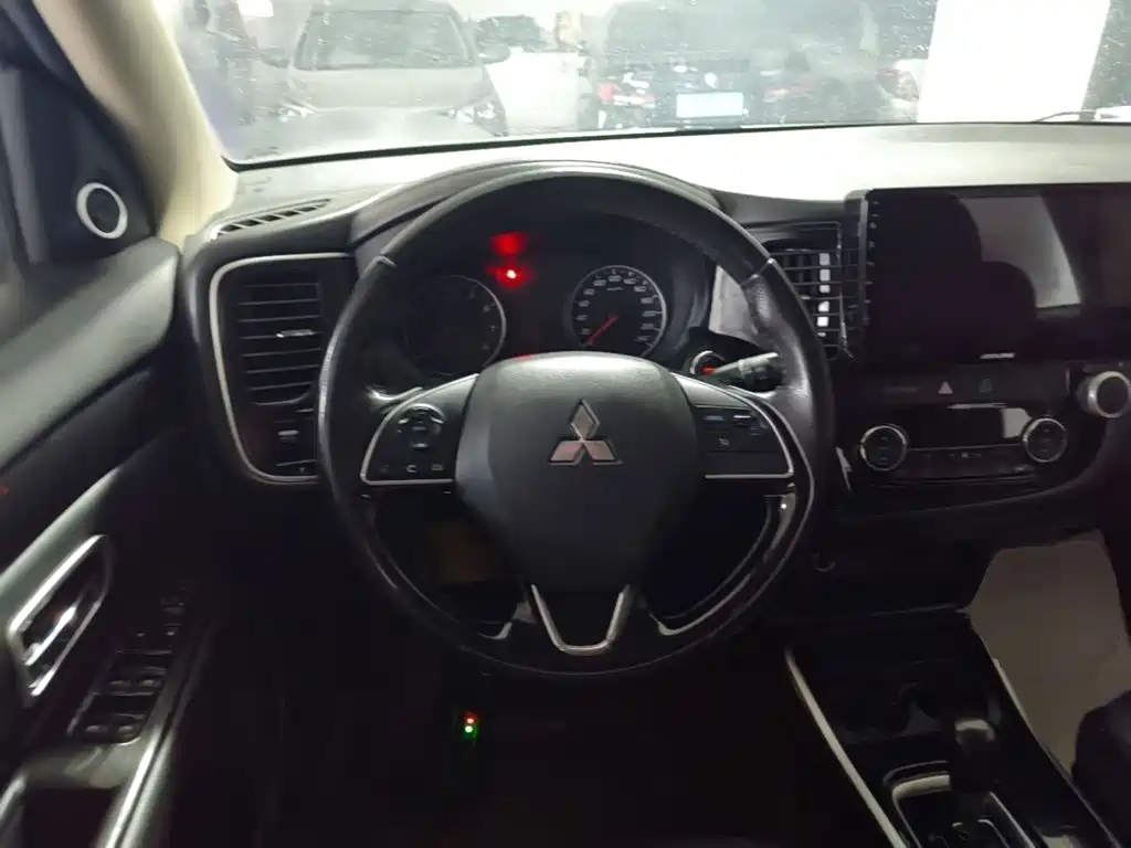Mitsubishi Outlander — фото 11