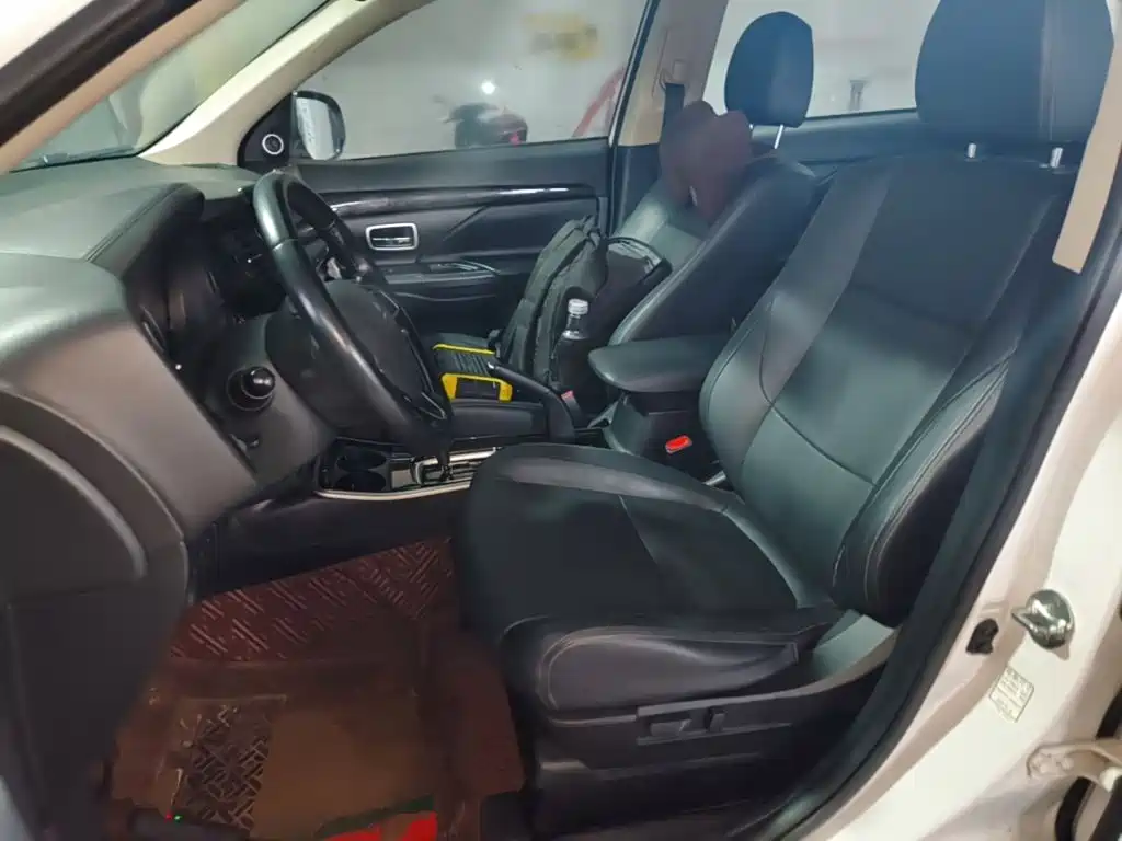 Mitsubishi Outlander — фото 15