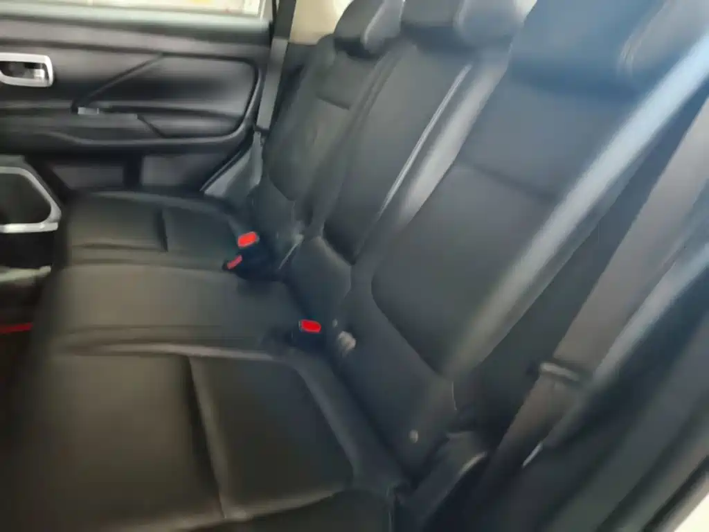 Mitsubishi Outlander — фото 17