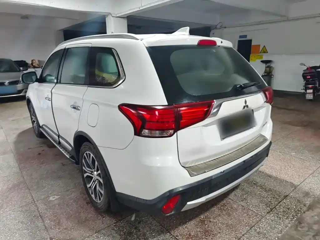 Mitsubishi Outlander — фото 5