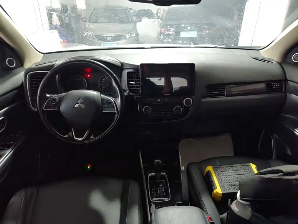 Mitsubishi Outlander — фото 10