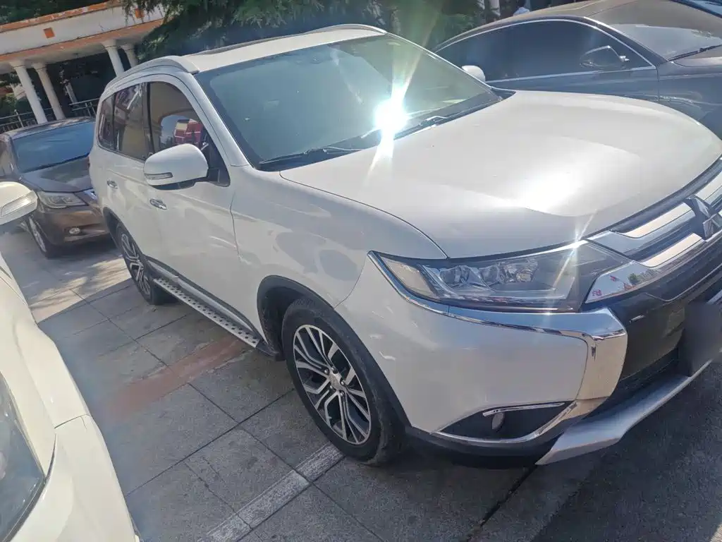 Mitsubishi Outlander — фото 4