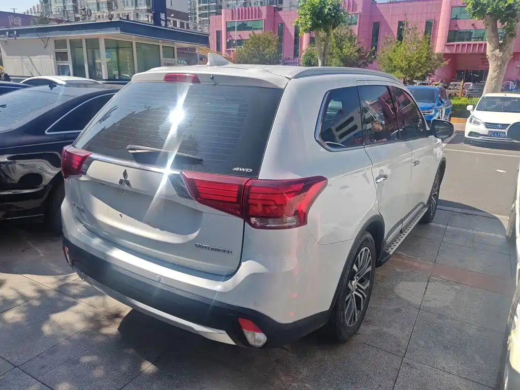 Mitsubishi Outlander — фото 5