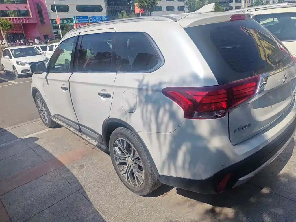 Mitsubishi Outlander — фото 7