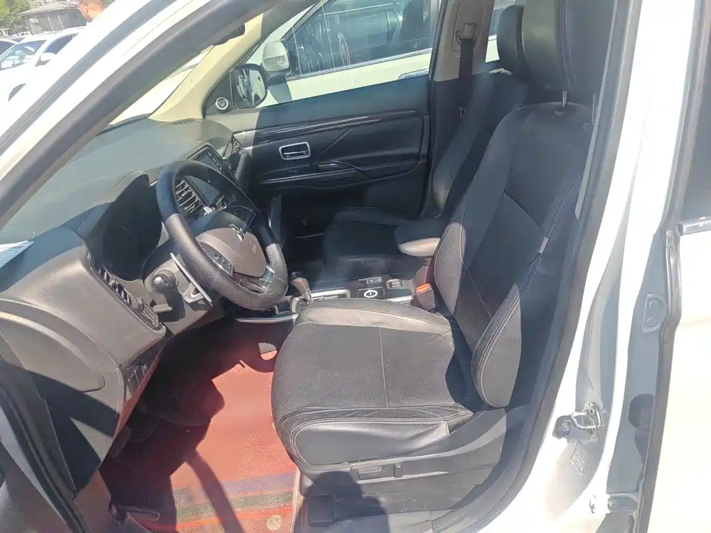 Mitsubishi Outlander — фото 10