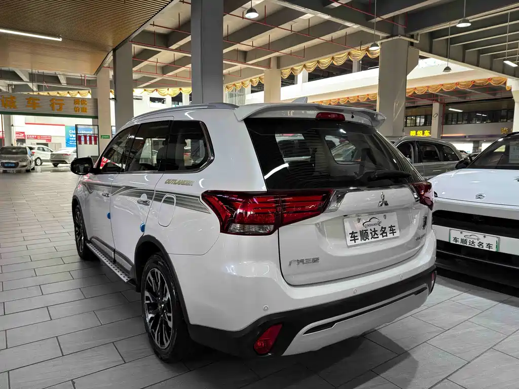 Mitsubishi Outlander — фото 4