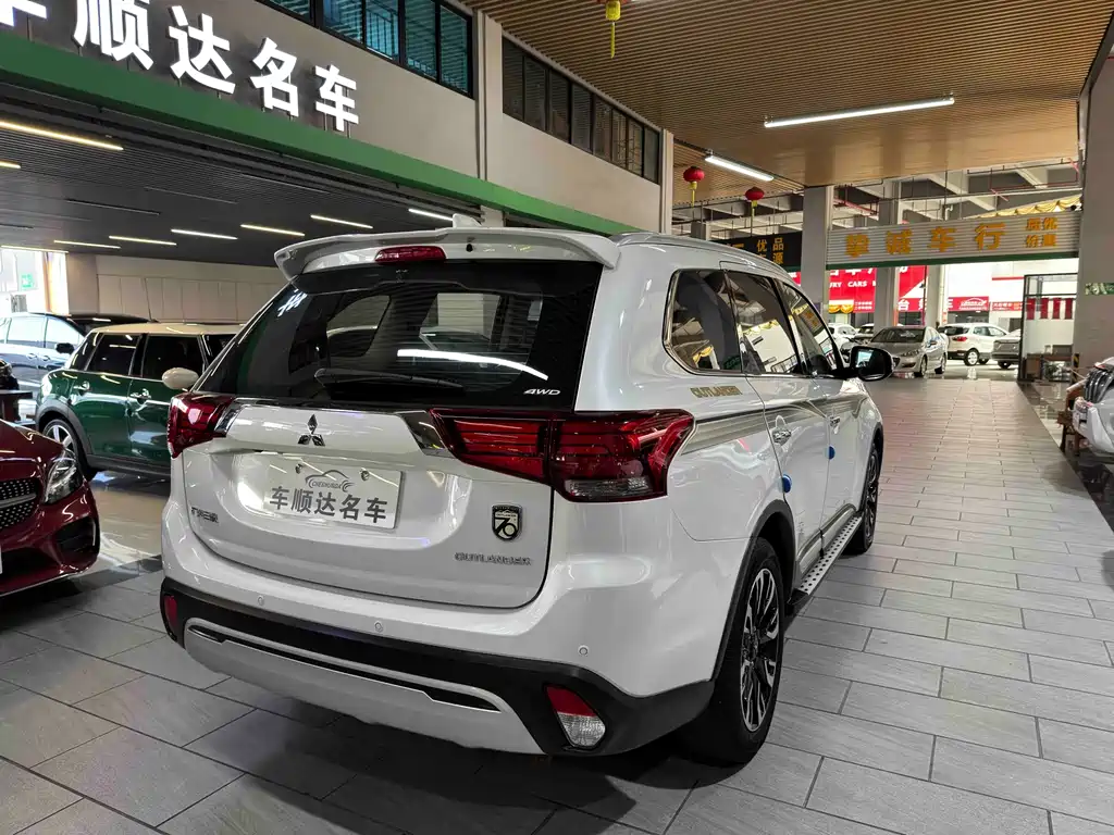 Mitsubishi Outlander — фото 6