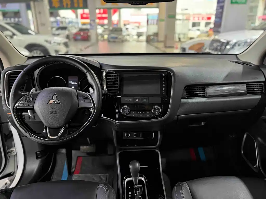 Mitsubishi Outlander — фото 9