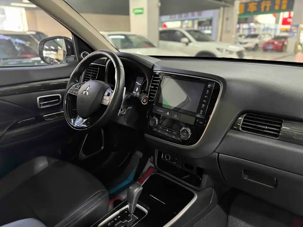 Mitsubishi Outlander — фото 10