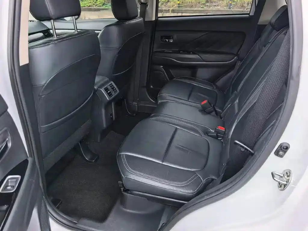 Mitsubishi Outlander — фото 3