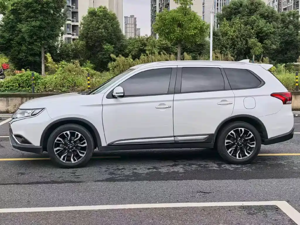 Mitsubishi Outlander — фото 4
