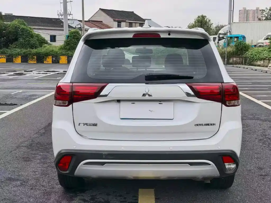 Mitsubishi Outlander — фото 7