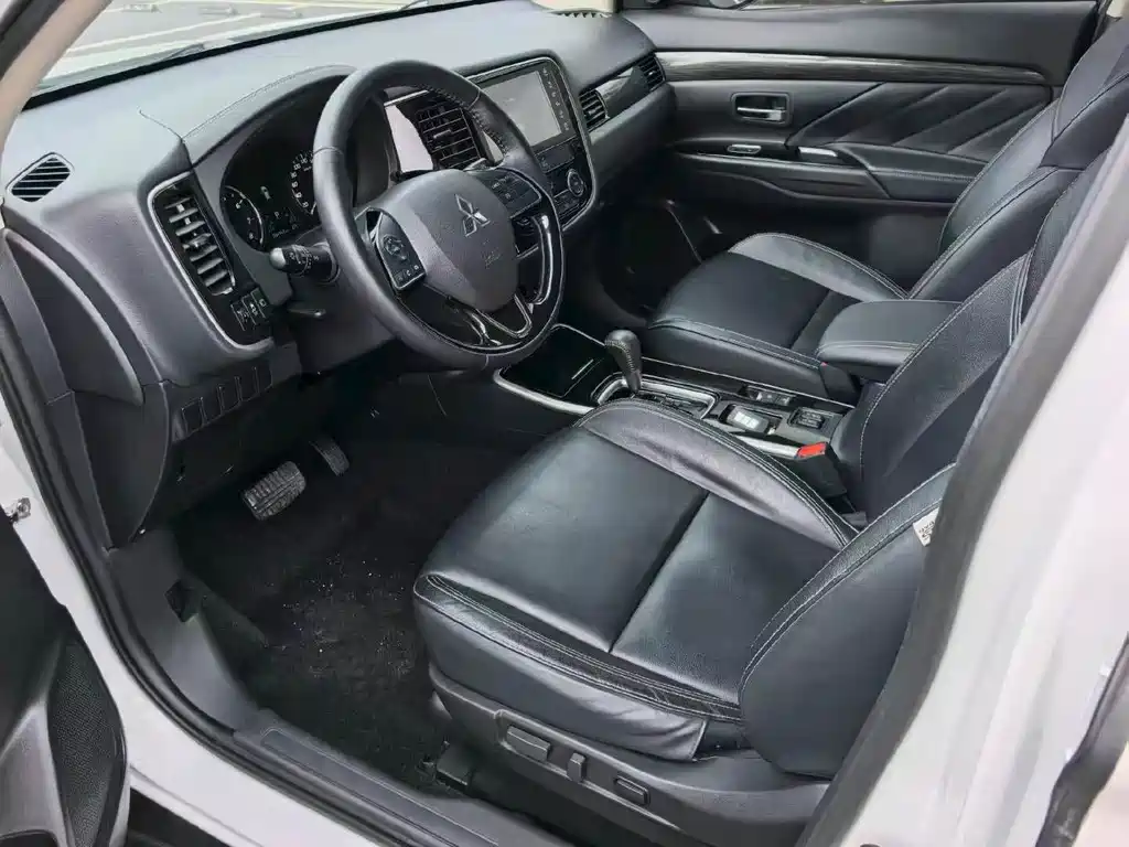 Mitsubishi Outlander — фото 9
