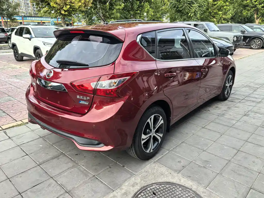 Nissan Tiida — фото 3