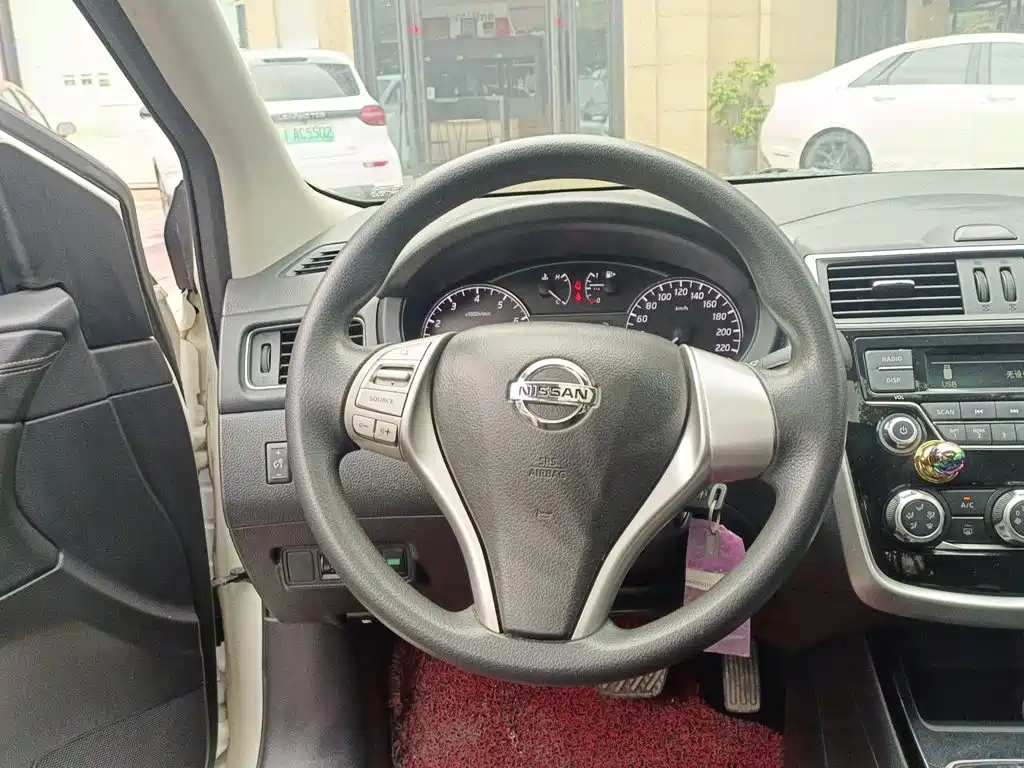 Nissan Tiida — фото 3