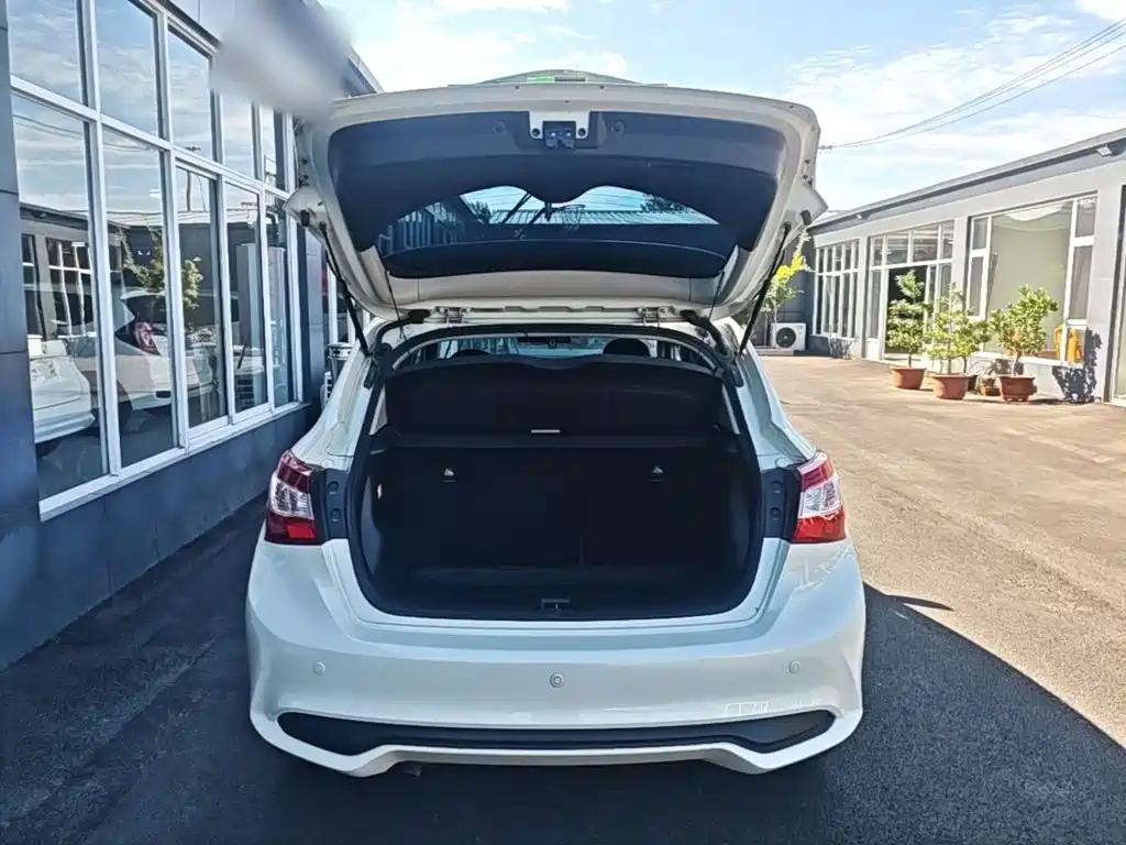 Nissan Tiida — фото 19