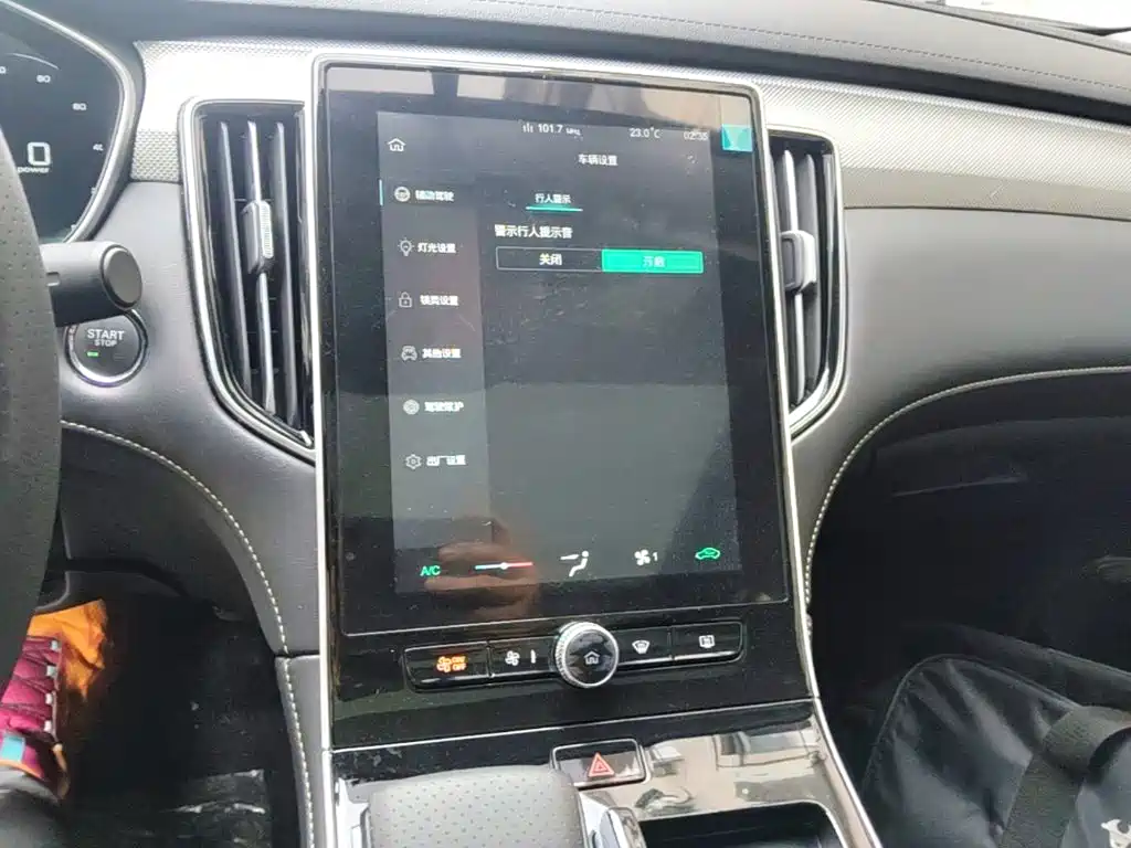 Roewe i6 MAX New Energy — фото 13
