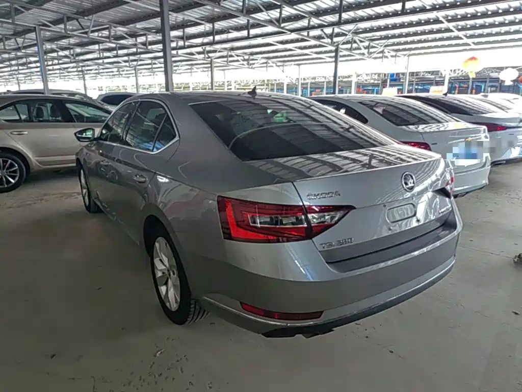 Skoda Superb — фото 5