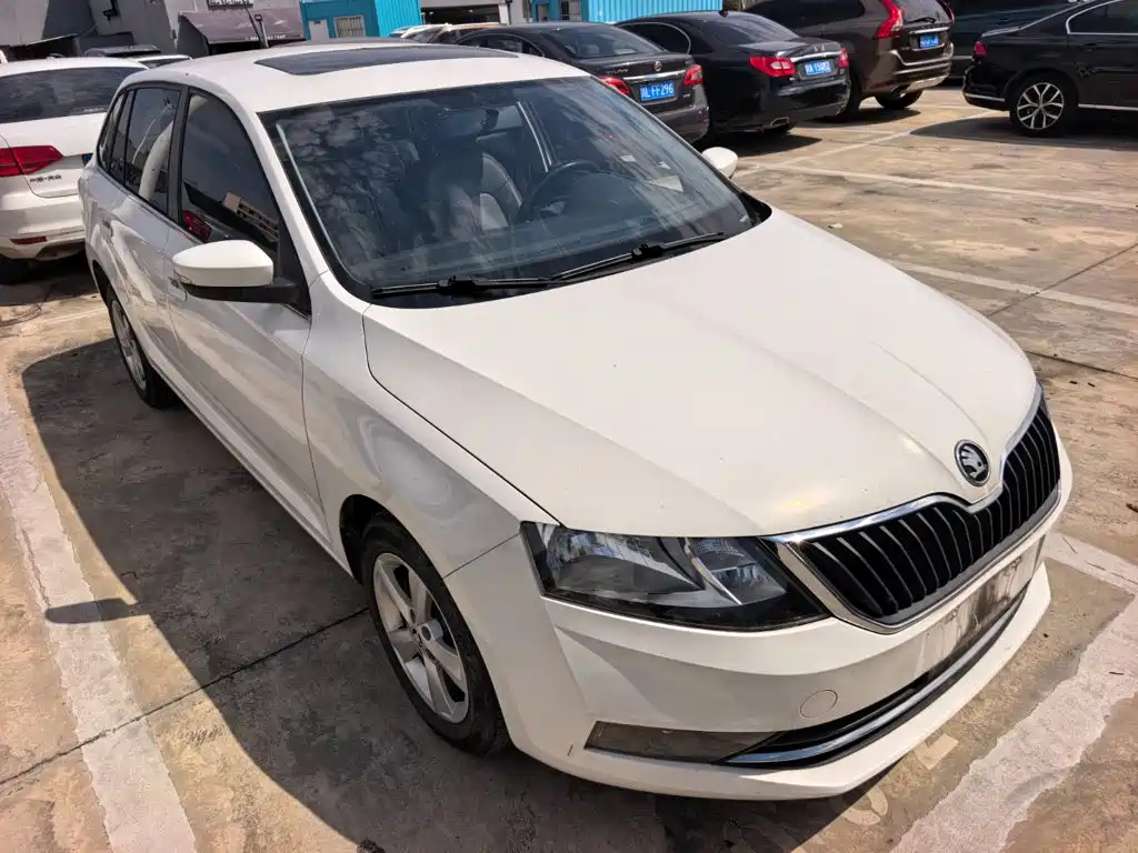 Skoda Rapid Spaceback — фото 3