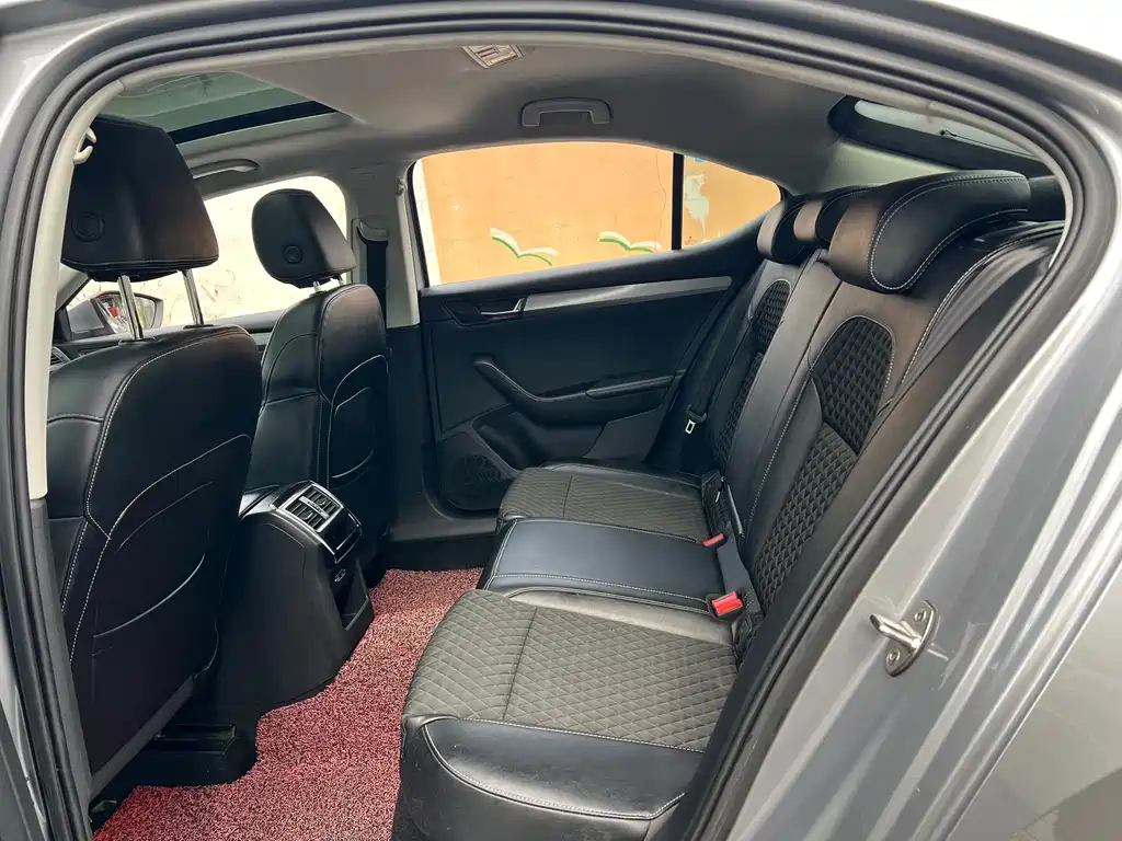 Skoda Superb — фото 8