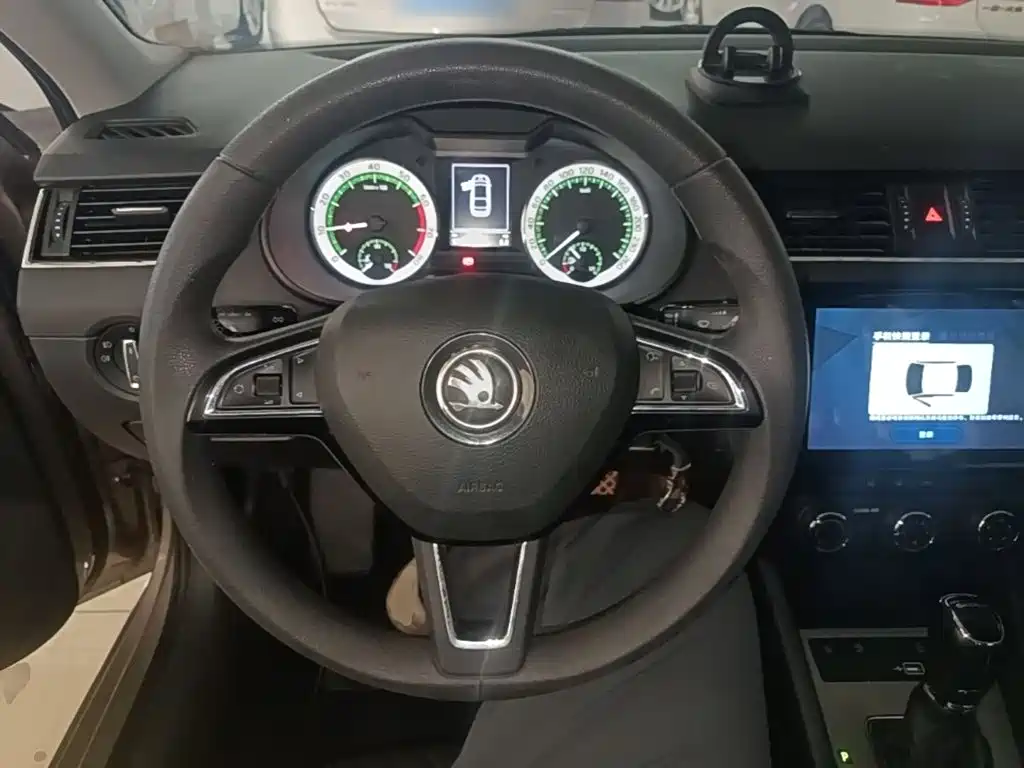 Skoda Octavia — фото 11