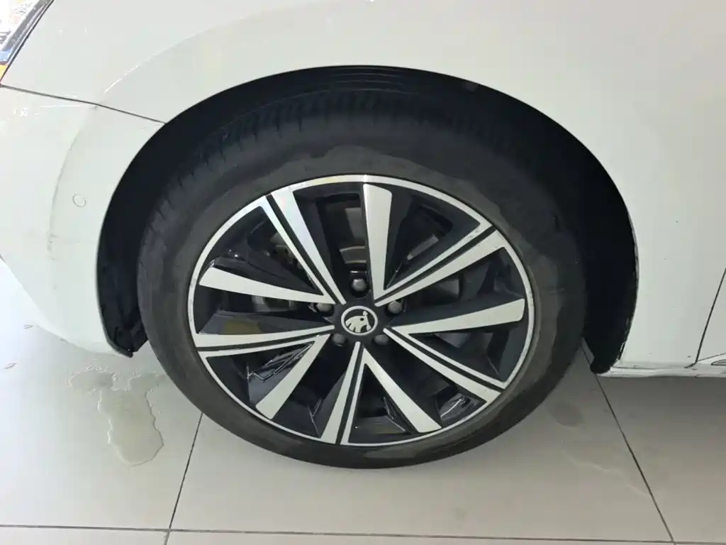 Skoda Superb — фото 23