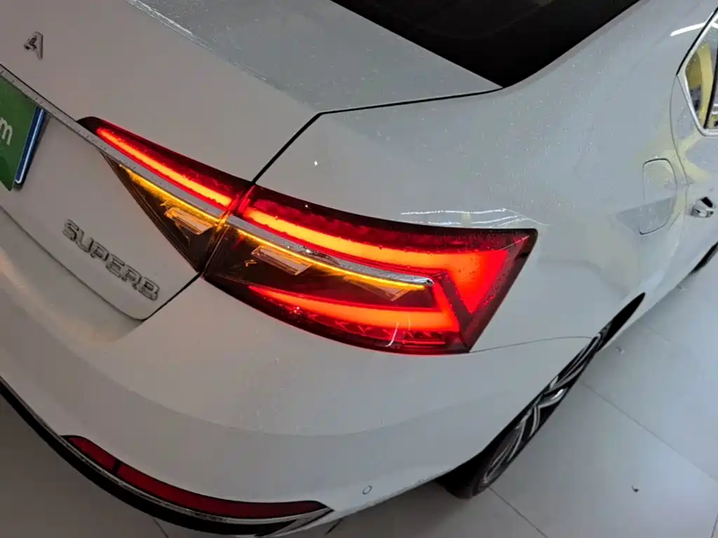 Skoda Superb — фото 8