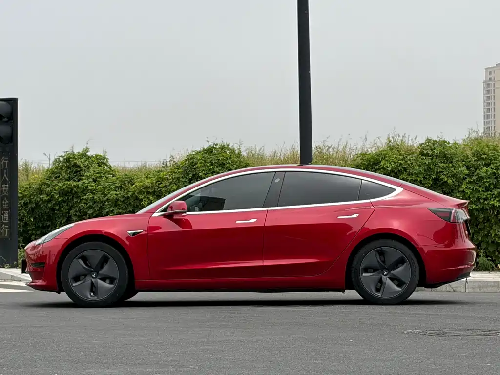 Tesla Model 3 — фото 3