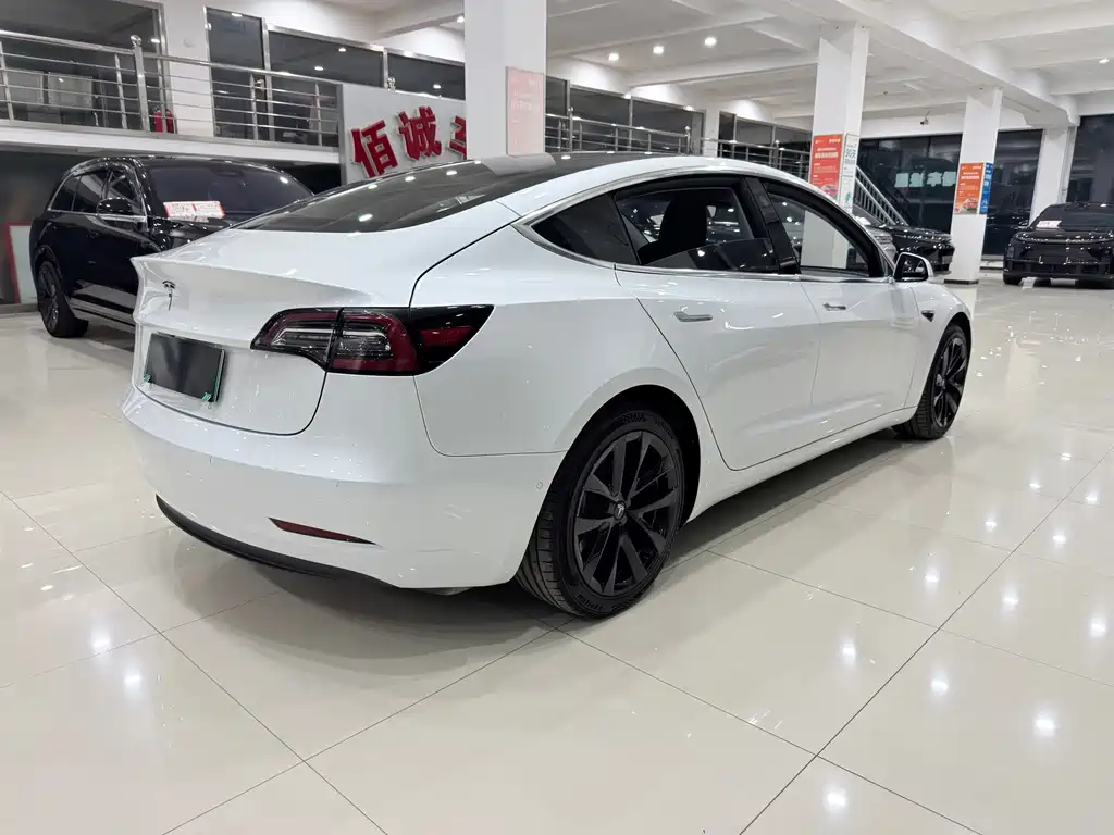 Tesla Model 3 — фото 3