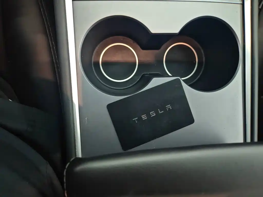 Tesla Model 3 — фото 9