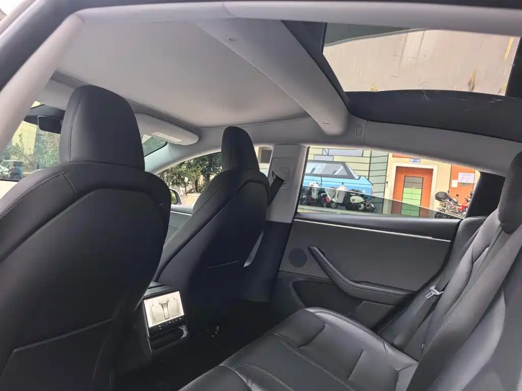 Tesla Model 3 — фото 10