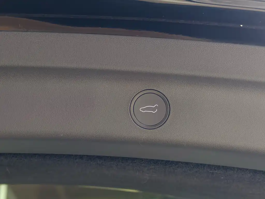 Tesla Model Y — фото 28