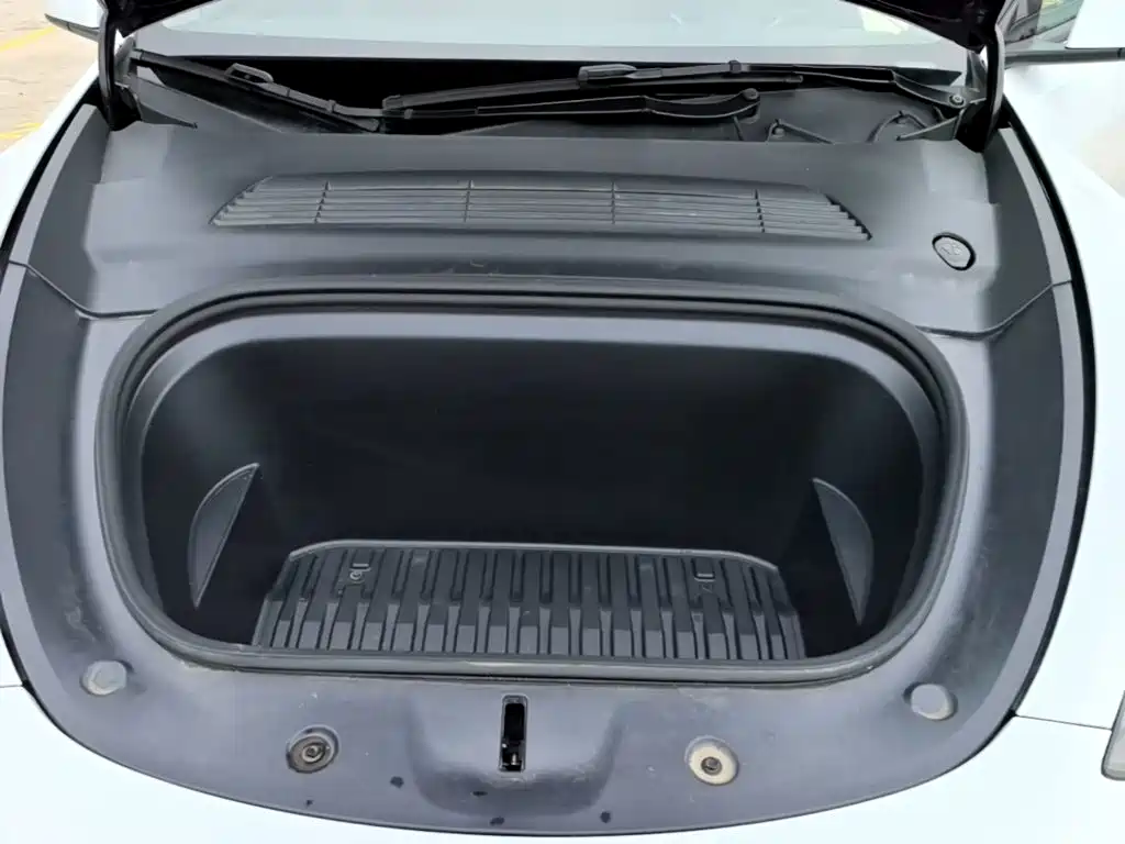 Tesla Model Y — фото 13