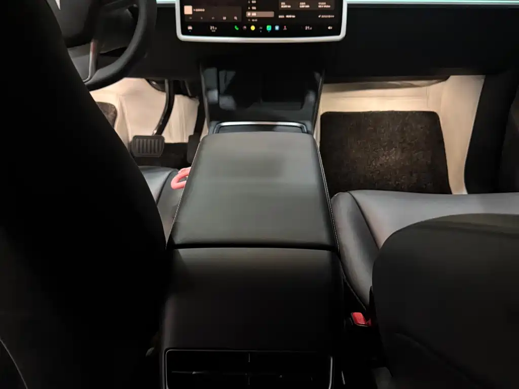 Tesla Model Y — фото 13