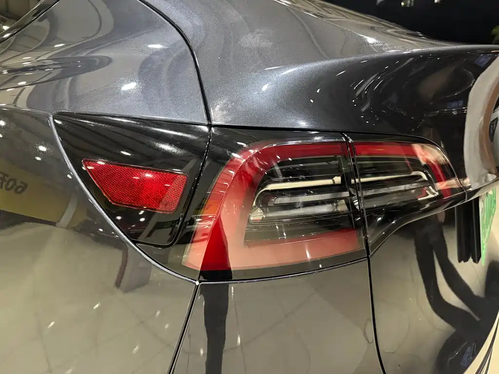 Tesla Model Y — фото 17
