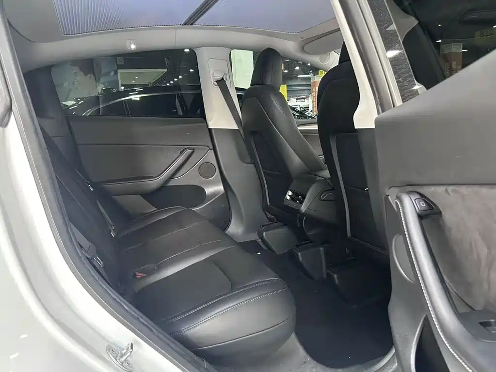 Tesla Model Y — фото 7