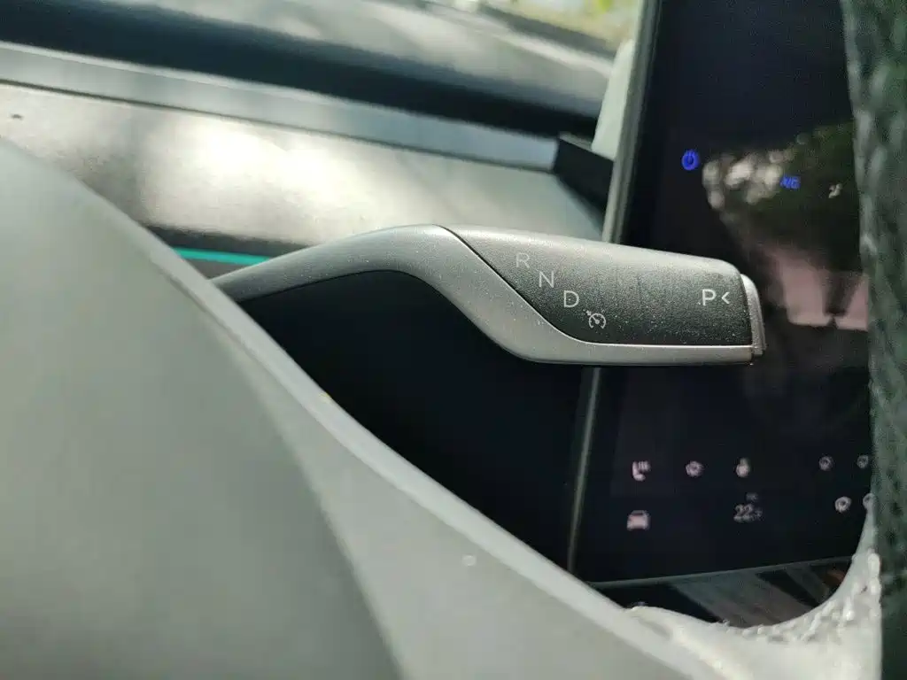 Tesla Model Y — фото 15