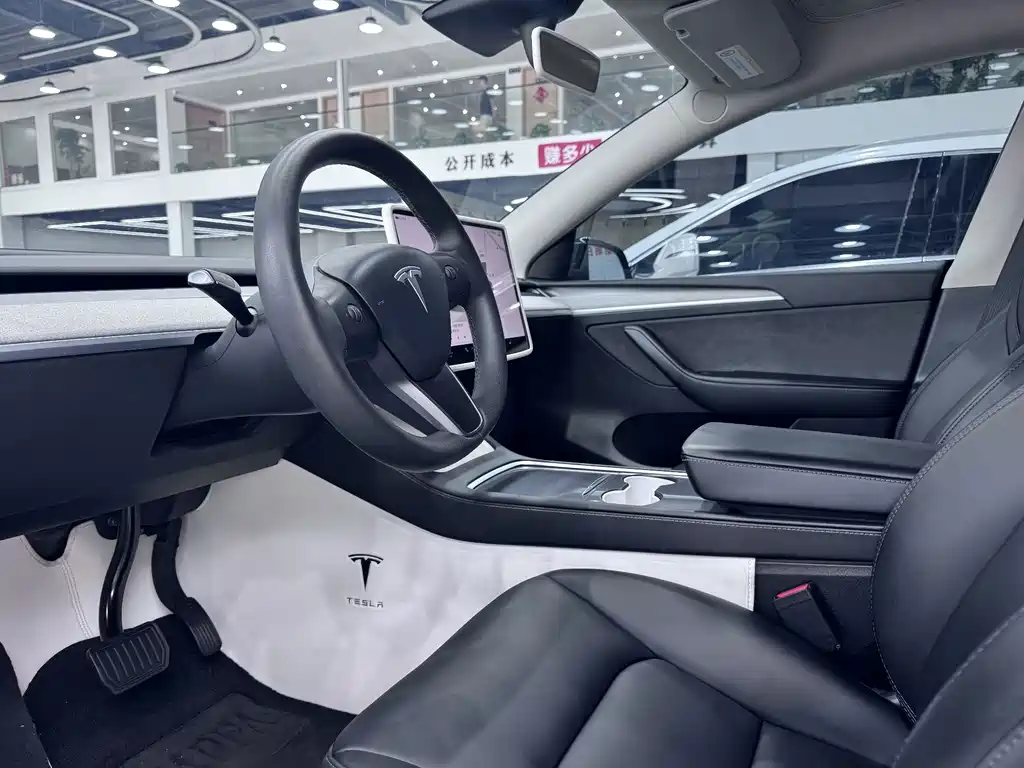 Tesla Model Y — фото 11