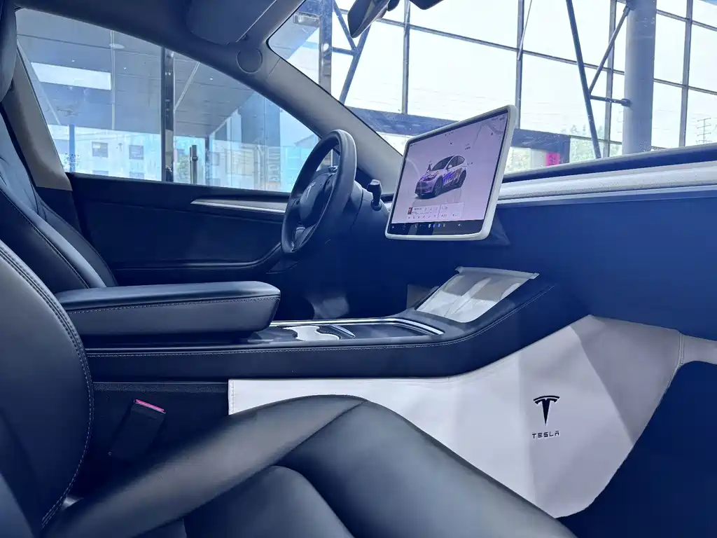 Tesla Model Y — фото 13