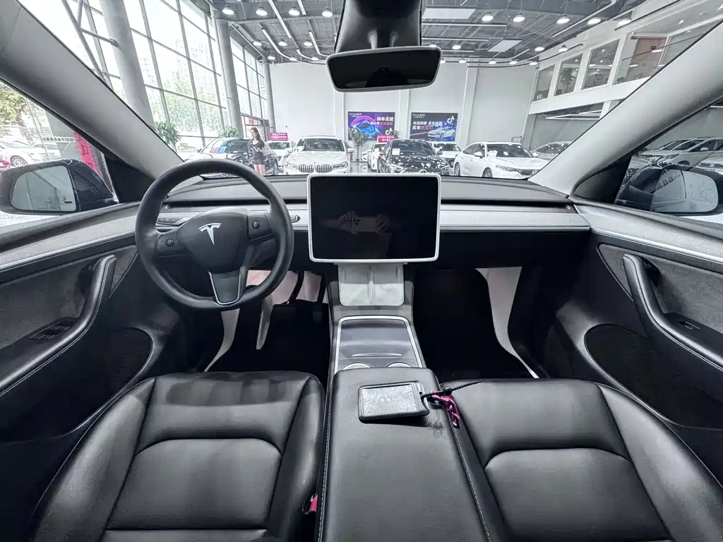 Tesla Model Y — фото 8