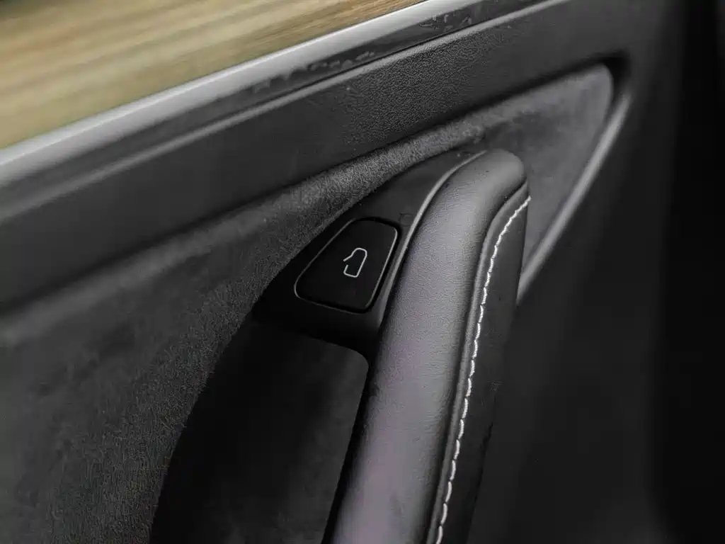 Tesla Model Y — фото 11