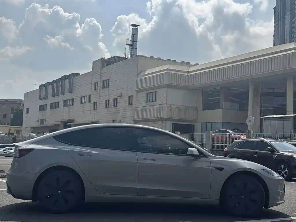 Tesla Model 3 — фото 4