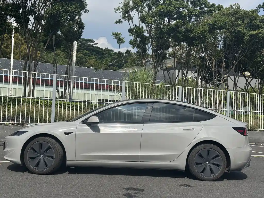 Tesla Model 3 — фото 7