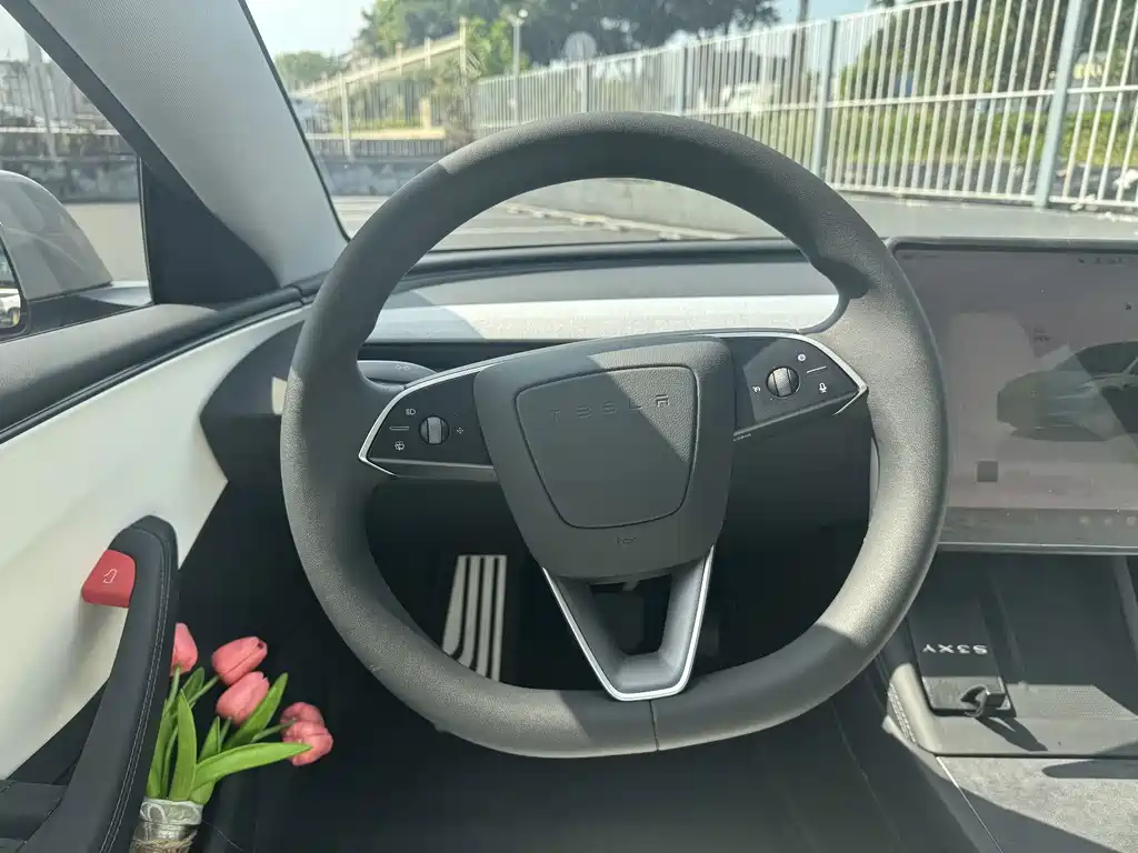 Tesla Model 3 — фото 9
