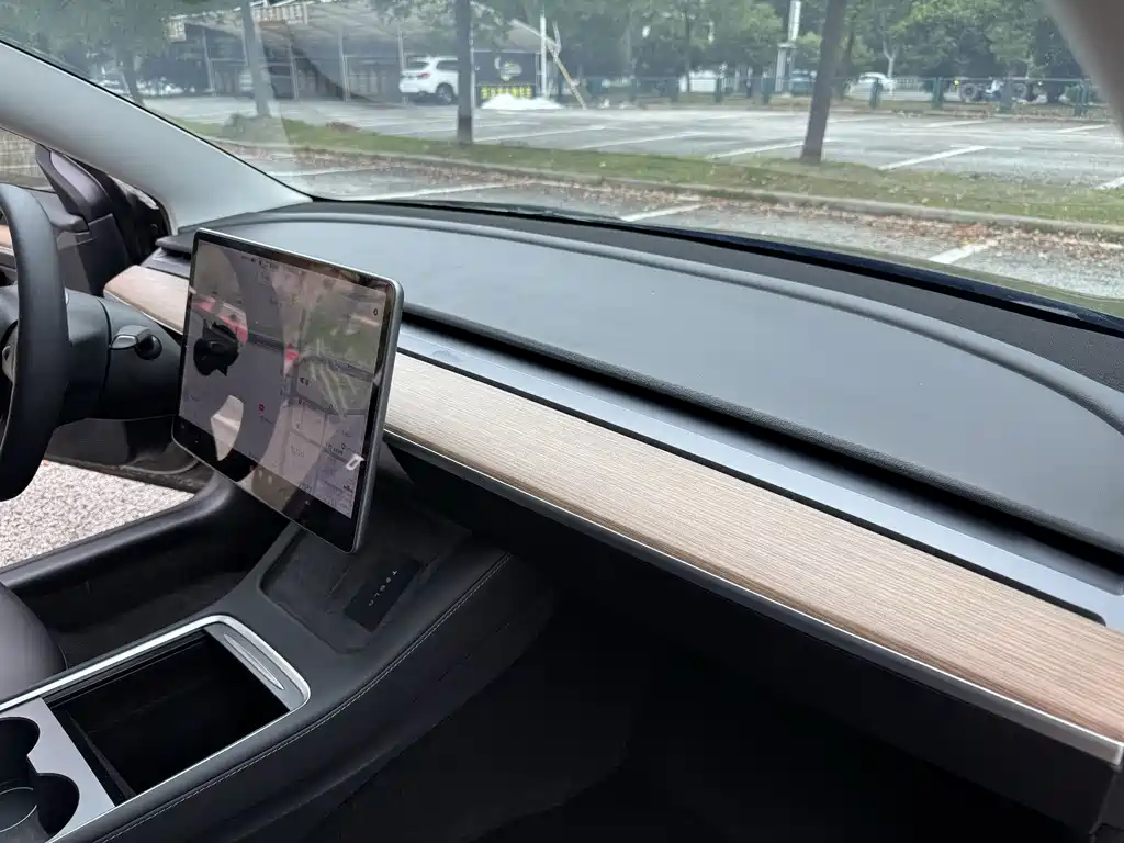 Tesla Model 3 — фото 18