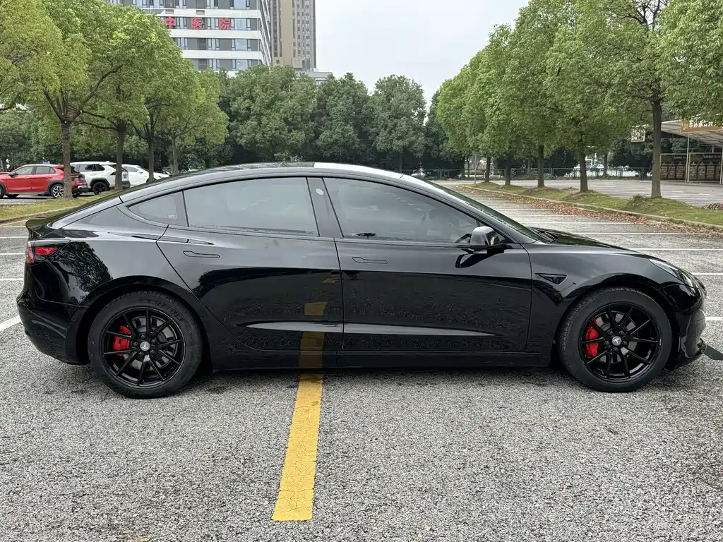 Tesla Model 3 — фото 9