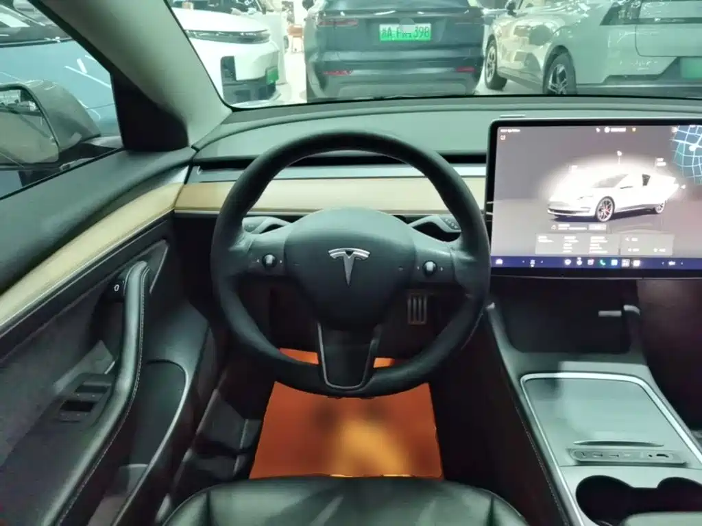Tesla Model 3 — фото 11
