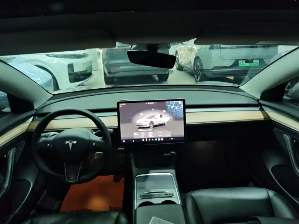 Tesla Model 3 — фото 10