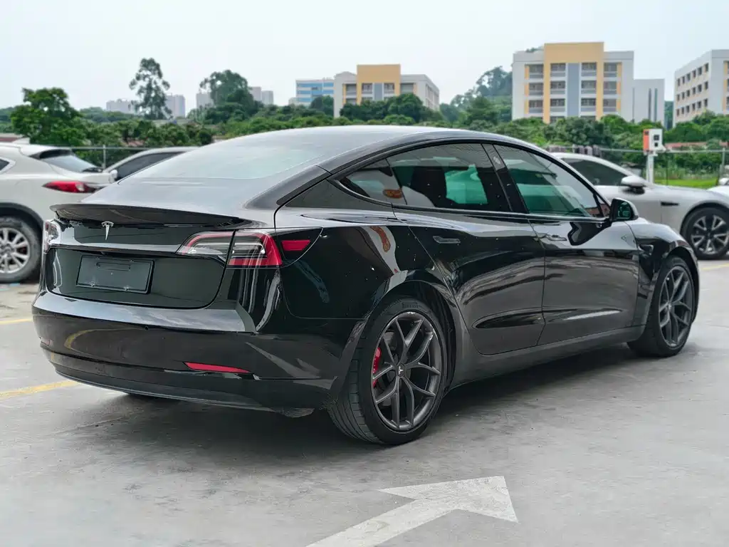 Tesla Model 3 — фото 6