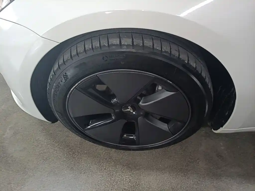 Tesla Model 3 — фото 23
